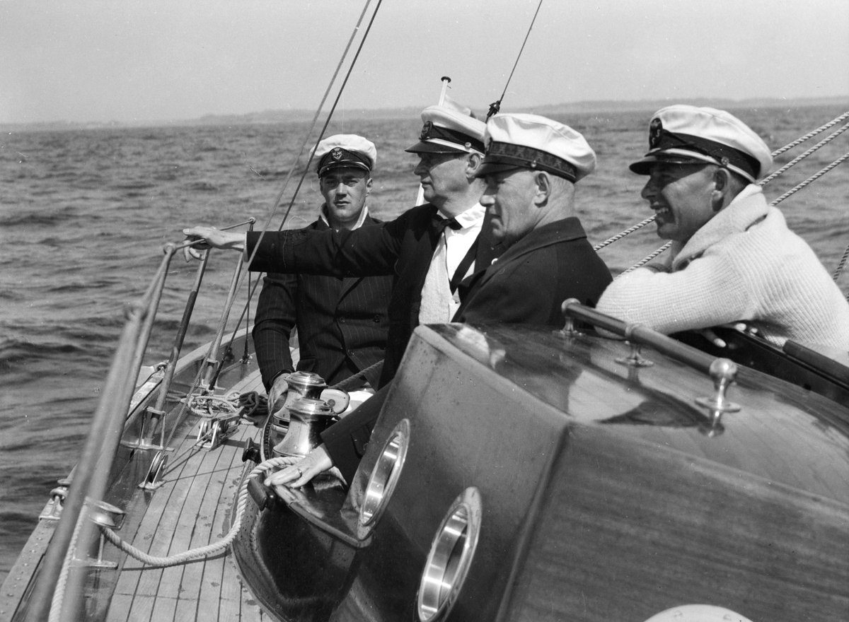 Henrik Ramsay, ägaren till REGINA, är mannen med utsträckt arm, nr två fr v.