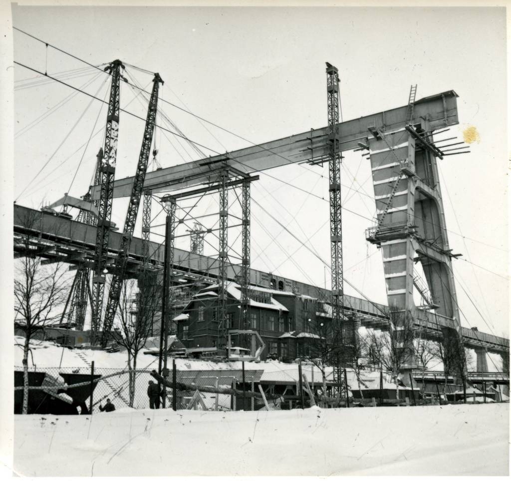 LKAB. Demaganlegget.Lastekran monteres. Huset som står under kranen er den tids LKAB Adminkontor. Det sto på Kontorhaugen og ble revet i 1958 etterat den nye Adminkontoret var ferdig.