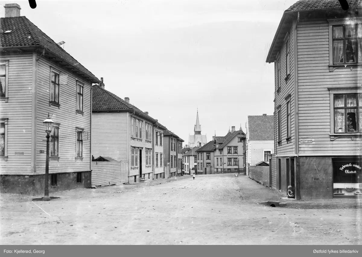Gateparti i Stavanger 1910. Gate skilt på hushjørne til høyre: Nærstrandsgaden.