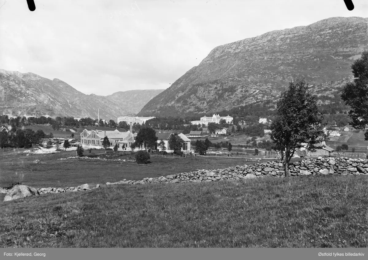 Kronstad i Bergen, med Haukeland sykehus i bakgrunnen, bygd 1912. Jernbaneverksted  i midten av bildet.
Idag (2018) er disse bygningenepå bildet integrert i det nye bygget til Høyskolen i Bergen i Inndalsveien.