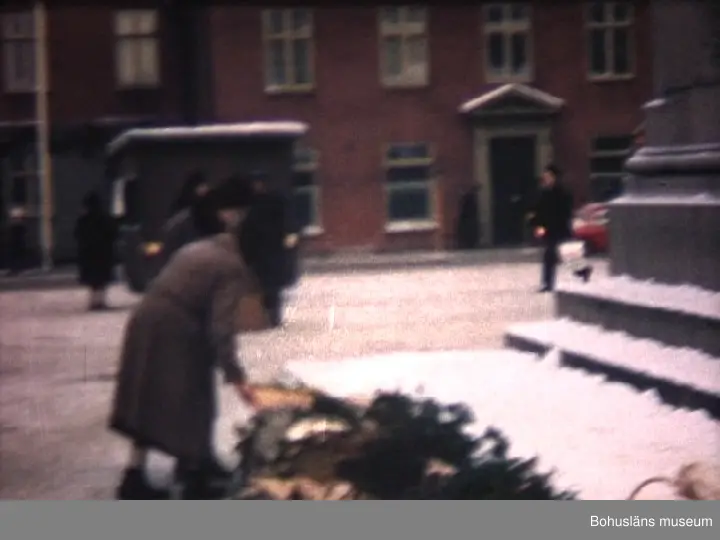 Bostadsområden i Uddevalla, Stadsfullmäktiges 100-årsjubileum 1963 mm.

1) Filmbilder från olika bostadsområden mm.
0000 Ny egnahemsbebyggelse utmed Lindåsvägen på Kapelle; (Bilderna tagna österut)
0007 Hattmakaregatan på Kapelle mot norr.  I bakgrunden stadens centrum och Stadsfjället.
0011 I förgrunden Skeppsvikens tältplats.  I bakgrunden en större båt upplagd väster om Kärraholme samt berghöjder på Fröland.
0025 Småbåtshamnen vid Svenskholmarna (utanför Skeppsviken, byggd 1935). I mitten Skeppsholmen med Uddevallavarvet i bakgrunden.
0052 Lastning av pappersmassa vid Badökajen.
0105 Den nya yrkesskolan vid södra hamnen samt stadens förråd Södra hamnen mot öster.
0112 Stenlossningsbryggan för Kullgrens Enka; södra kajen.
0124 Norra delen av Skogslyckeområdet med egnahem och radhus, byggda 1958-59.
0127 I bakgrunden t.h. höghusen i kv. Koster vid Cyklonvägen. (uppförda 1960-61) samt t.v. höghuset vid Skogslyckans centrum (uppfört 1961-62).
0134 Butikshus i Skogslyckans centrum (med ungdomsgård i 2 vån.).
0212 Hasselbacken från söder med Uddevalla Rådhus i bakgrunden.
0236 Kvarnbergsgatans nedre del; Kv. Garvaren t.h. och i bakgrunden den gamla pastorsexpeditionen.
0251 Kyrkans huvudentré med klocktornet; t.v. gamla apoteket vid Kyrkogatan.
0300 Gångbron från Hasselbacken till Strömhagen (Vadbacken). 
0309 Kyrkogatan.
0333 Kransnedläggning på Östra Kyrkogården vid Ture Malmgrens grav.  I bakgrunden Ådalsgatan.  fr. v. Otto Hermansson, Einar Dahl, Elle Linderoth, Oskar Iwar.
0458 Kransnedläggning på Norra Kyrkogården.

2) 0518 Lektor Erik Lindström talar i kyrkan.
0524 Poliskonstapeln Mikael Svahnberg sjunger i kyrkan; t.v. Violinisten Alf Ljungberg (konfektionsarbetare och konsertmästare i Konsertföreningen i Uddevalla).
0541 Einar Dahl, Riksdagsman l:a kammaren och Stadsfullmäktige: ordförande i Uddevalla.
0551 Bengt Johansson och Maja Dahl (maka till SF:s ordf.).
0559 Erik Johnsson (chefredaktör tidningen Bohusläningen), fru Lisa Johnsson (maka till Erik Johnsson), t.h. borgmästare Hugo Westin och därbakom boktryckare Martin Karlsson.
0606 Otto Hermansson, fru Berta Hermansson ? och t.h. dir.  Axel Sanden, pappersgrossist.
0610 Kyrkoherde Gerhard Frank.
0636 Översten Gunnar Smedmark, Bohusläns Regemente.

3) 0642 Stadsfullmäktiges ordförande Einar Dahl t.h. samt SF:s sekreterare, stadsombudsman Oskar Iwar i stadsfullmäktiges sessionssal (sedermera "Skienrummet" i Rådhusets andra våning åt öster).
0644 T. v. SF-ledamöterna fru Dagmar Svanberg, rektor Olof Bokedahl, rektor Folke Hurtig och t.h. fru Dagny Andersson tillika ordf. i Byggnadsnämnden.
0653 T.h. landshövding Per Nyström.
0701 SF-ledamöterna John Niclasson och Karl Alf.
0705 Överstelöjtnant Bengt-Erik Nilsson, fru Vera Klang och förman Ture Pettersson.
0709 I mitten Birger Boqvist (tillskärare) och Harry Fredriks; (stationsförman).
0710 T.v. Målare Rune Efraimsson och fru Margareta Arrhén.
0713 T.h. Trähusarbetare Östen Christensson.
0719 I mitten Red. Nils Hillén och t.h. Red. Elle Linderoth; I bakgrunden förre riksdagsmannen J.W. Mårtensson.
0720 T.v. Verkmästare Gustav Larsson, frisörmästare Sixten Johansson och boktryckare Martin Karlsson.
0722 T.v. Förvaltare Einar Gustavsson.
0726 T.v. Snickare John Borg, maskinist Axel-Ivan Andersson, förvaltare Einar Gustavsson och boktryckare Martin Karlsson.
0730 Fru Margot Sköldborg.
0734 Riksdagsman Gunnar Gustavsson och t.h. bakom förre kaptenen Axel Rehnberg.

4) Fyrverkeri vid Hasselbackshuset (Engelkeska huset).

5) Stadsfullmäktiges middag på hotell Carlia (100-års jubileum.)
0817 Dk.-ordf.  Otto Hermansson, landshövding Per Nyström, SF.-ordf Einar Dahl (värd) och Borgmästare Hugo Westin.
0828 Fabrikör Axel Sanden, prost/kyrkoherde Gerhard Frank, t.v. häradshövding/sedermera lagman Nils Berglund och maskinist Axel-Ivan Andersson.
0841 Rådman Erik Teodor Blomdahl (f.d. snickare); (f. I888).
0842 ?  Rodhe, chef på Hushållningssällskapet.
0846 Lektor Erik Lindström(U-a läroverk).
0851 Kamrer Harry Fransson, direktör Robert Schwartzman och fru Margareta Arrhén.
0854 Dir. Arvid Högström och Sjukvårdsföreståndare Esther Tholén.
0905  Th. Direktör        ?    Åhmark vid Konsum.
0909 Brandchef Eric Ström.
0913 Klädeshandlare Gunnar Persson.
0917 Bankdirektör Halfdan Lugner.
0924 Riksdagsman Einar Dahl och borgmästare Hugo Westin 0926 Redaktör Elle Linderoth och överste Gunnar Smedmark. 
0932 T.v. varvsdirektör Thore Segerdahl.
0936 T.v. Fru Dagny Andersson, byggnadsnämndens ordf.
0941 T.v. förre Riksdagsmannen J.W. Mårtensson. 0950 Typograf Arne ("Knaster") Johansson (ordf. i kyrkofullmäktige).
0954 T.v. Stadsfiskal Emil Håkansson (polischef i Uddevalla).
0957 Redaktör Frank Eriksson (ordf. i brandstyrelsen).
0958 Riksdagsman Gunnar Gustavsson (senare generaldirektör civilförsvarsstyrelsen i Karlstad).
1000 Överstelöjtnant Bengt-Erik Nilsson och fru Margot Sköldbo.
1003 T.h. Köpman Edvin Andréasson.
1007 T.h. rektor Folke Hurtig (yrkesskolan).
1011 boktryckare Martin Karlsson och polismästare Arvid Jörnvik.
1018 T.h. lantbruksdirektör Arvid Bolmstrand. 1022 t.h. stadsingeniör Arthur Böös
1024 T.v. kontrollör (postverket) Karl-Åke Lindqvist.
1027 Grovarbetare Albert Svensson och tyghantverkare Carl Green.
1029 Verkmästare Torsten Gustavsson, stadsrevisionens ordf.
1032 T.v. Direktör Gunnar Gergils.
1033 T.h. kronofogde Harald Gillen.
1036 T.h. stadsträdgårdsmästare Axel Hansén.
1039 Hyvelmästare Elis Johansson, ordf. HSB Uddevalla
1041 T.v. Typograf Gunnar Jacobsson och t.h. folkskollärare Eric Jacobsson (socialnämndens ordf.)
1046 T.h. Pressare Konrad Uppström och t.v. murare Helge Sundberg.
1048 T.v. tillskärare Birger Boqvist och t.h. brandman Bengt ("Dubbarn") Johansson.
1051 Stadsarkitekt Bengt Kocken och t.h. läroverksadjunkt Kjell Hansson (läroverket).
1056 T.v. posttjänsteman Olof Bratt och i mitten elektriker Karl Alf (Uddevallavarvet).
1100 T.v. verkmästare Ewald Jonson och dir- Arne Johansson.
1102 T.v. skolvaktmästare Folke Niklasson.
1104 Redaktör Nils Hillén.
1107 Musikdirektör Gunnemar Carlstedt (organist U-a kyrka). 
1110 Målare Rune Efraimsson.
1113 Redaktör Sven Lidman (tidningen Kuriren sedermera Bohusläningen.)
1116 Kommunalarbetaren        ?      Bengtsson, (t.v.)
1119 Sjukkasseföreståndare Erik Erlandsson.
1120 T.v. Ombudsman Sven-Erik Andersson (riksbyggen; ordf i Hamnstyrelsen) och Georges Moulaison, rektor.
1122 T.h. Chaufför Harry Pettersson och t.v. konfektionsförman John Niclasson.
1125 Stationsförman Harry Fredriksson.
1126 Varvsarbetare Ture Pettersson (verkstadsklubbens ordf.)
1131 T.v. trähusarbetare Östen Christensson och musikdirektör Enar Mårtensson (chef regementets musikkår och dirigent Uddevalla Konsertförening).
1133 T.v. fanjunkare John Alfredsson och t.h. studierektor Verner Gillsjö (kulturnämndens ordf.).
1136 T.h. Bagaremästare Gert Blomqvist (handbollsdomare och idrottsledare).
1140 T.h. Folkskollärare Hans-Erik Alehed.
1144 T.h. lokförare Harald Nilsson.
1145 T.v. Oskar Grahm, lantbrukare och partiombudsman m. samt t.h. Disponent Gustav Lindblom (Thordénföretagen).
1148 T.v. Socialchef Sven Ljungqvist och t.h. Fastighetschef Per-Olof Jorstedt.
1156 T.v. Ing. Bengt Holmen och t.h.  fastighetschef Ingvar Wattenberg (Uddevallahem)  samt bokhållare Sven Carlsson (Gatukontoret) .