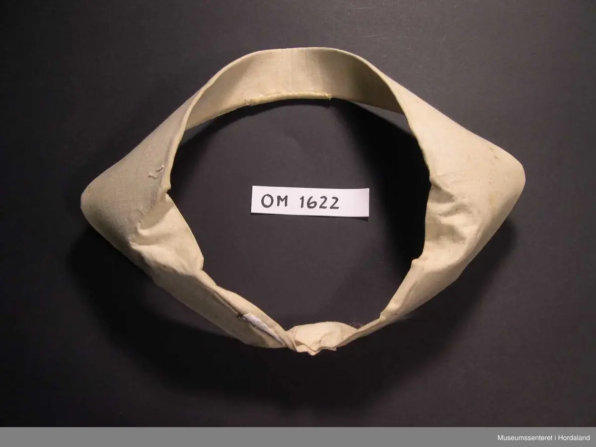 Dette vert brukt under kvithua for å få rett fasong og for å løfte hua vekk fra ansiktet. Har same funksjon som ein valk.