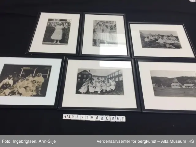 Seks rektangulære rammer med glass. Rundt hvert bilde er det et hvitt paspartoute. Midt på rammens overside er det skrudd fast et rundt oppheng. 
Bilde A: En sykepleier i uniform.
Bilde  B: To sykepleiere i uniform.
Bilde C: En gruppe mennesker som ligger i gress.
Bilde D: En gruppe damer og barn som sitter i gress.
Bilde E: En gruppe ansatte utenfor bygningen.
Bilde F: Oversiktsbilde av Jansnes.