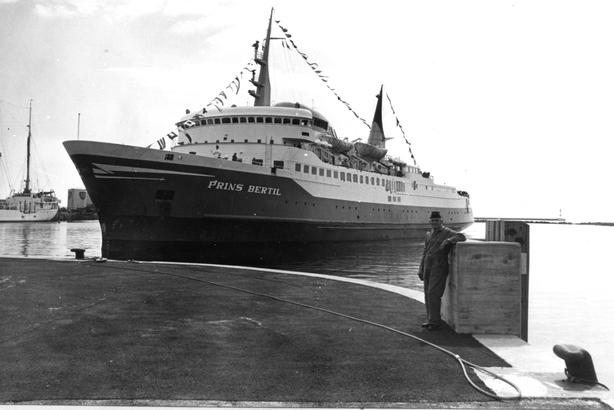 Sjöfart. Nya "Prins Bertil". 1965 fraktade färjan 190 000 passagerare, 20 000 bilar och 100 000 ton gods. Foto och copyright: Reidar Holmén, Halmstad.