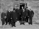 Landshövding Sigfrid Linnér och okända män utanför Uppsala slott, Uppsala september 1933