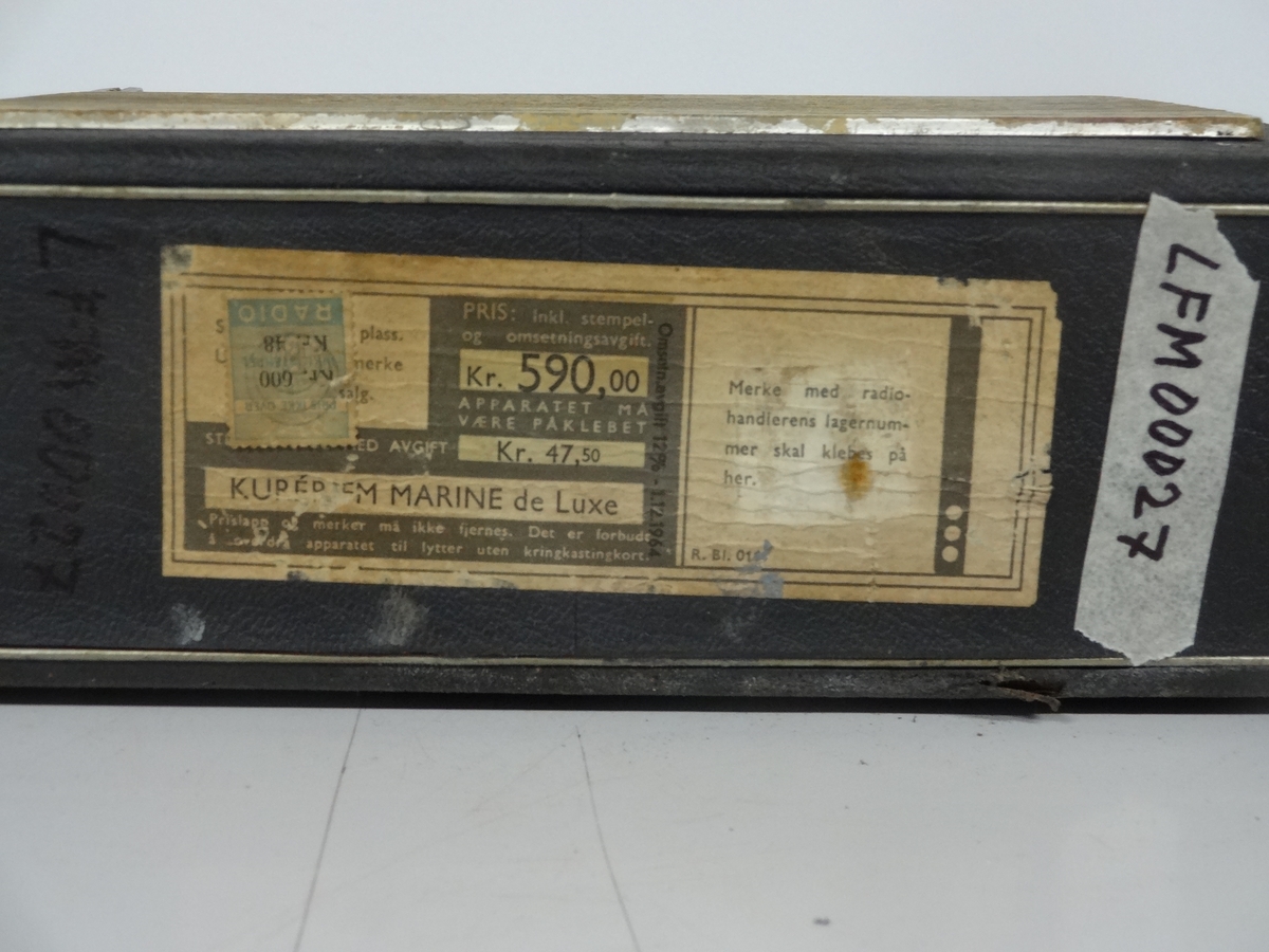 Transistorradioapparat fra Radionette av type Kurér med tilleggsbetegnelsen "Marine deluxe". 

Radioen har merker på undersiden som forteller at den kostet 590 kr og hade en stempelavgift på 47,50 kr. Apparatet fungerer ikke.  Det er og mulig å koble til båndspiller / grammofon.

Batteri er borte.