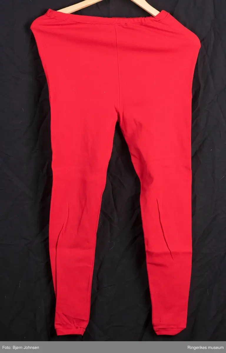 A: Rett og  tettsittende modell, innfelte lange ermer med markert mansjett. Rundet krage som lukkes tett når glidelåslukking brukes. Stikklomme med glidelås på høyre side.
B: Tettsittende, slank modell, løpegang med strikk i livet og smale elastiske kanter nederst på hvert bukseben.