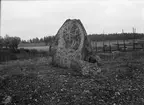 Runsten U875 vid Focksta, Hagby socken, Uppland 1937