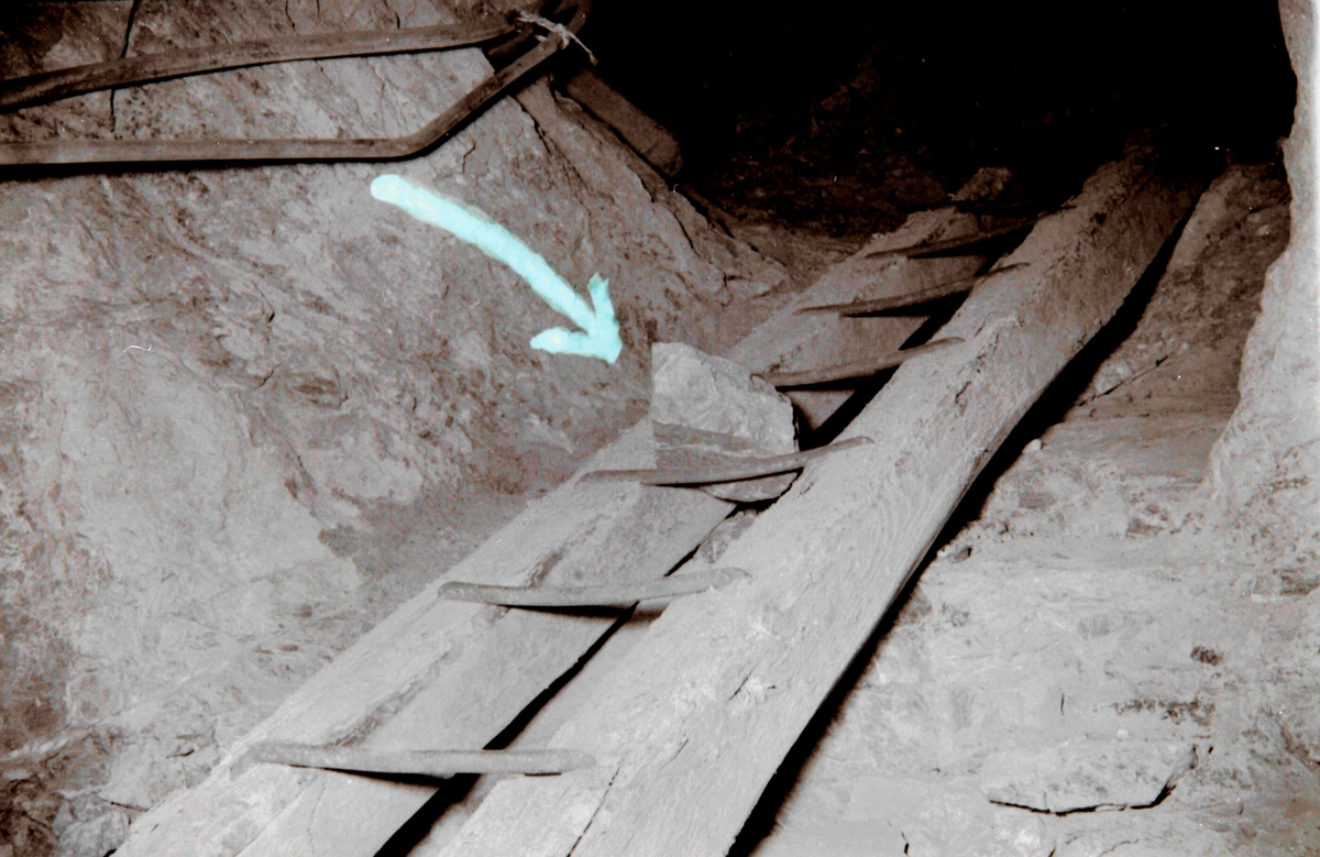 Farlige forhold og farlige arbeidsmetoder i gruva. Bildet viser en stein i en stige.