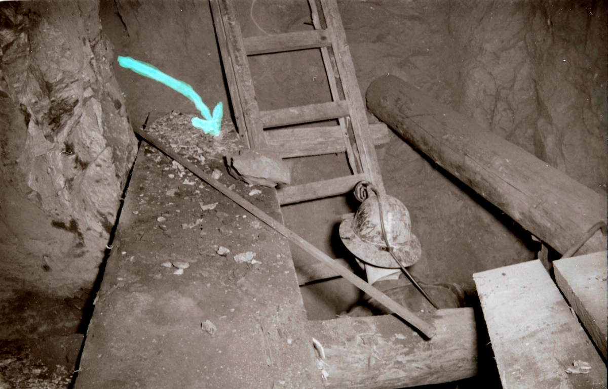 Farlige forhold og farlige arbeidsmetoder i gruva. Bildet viser en stein som kan falle ned en stige.