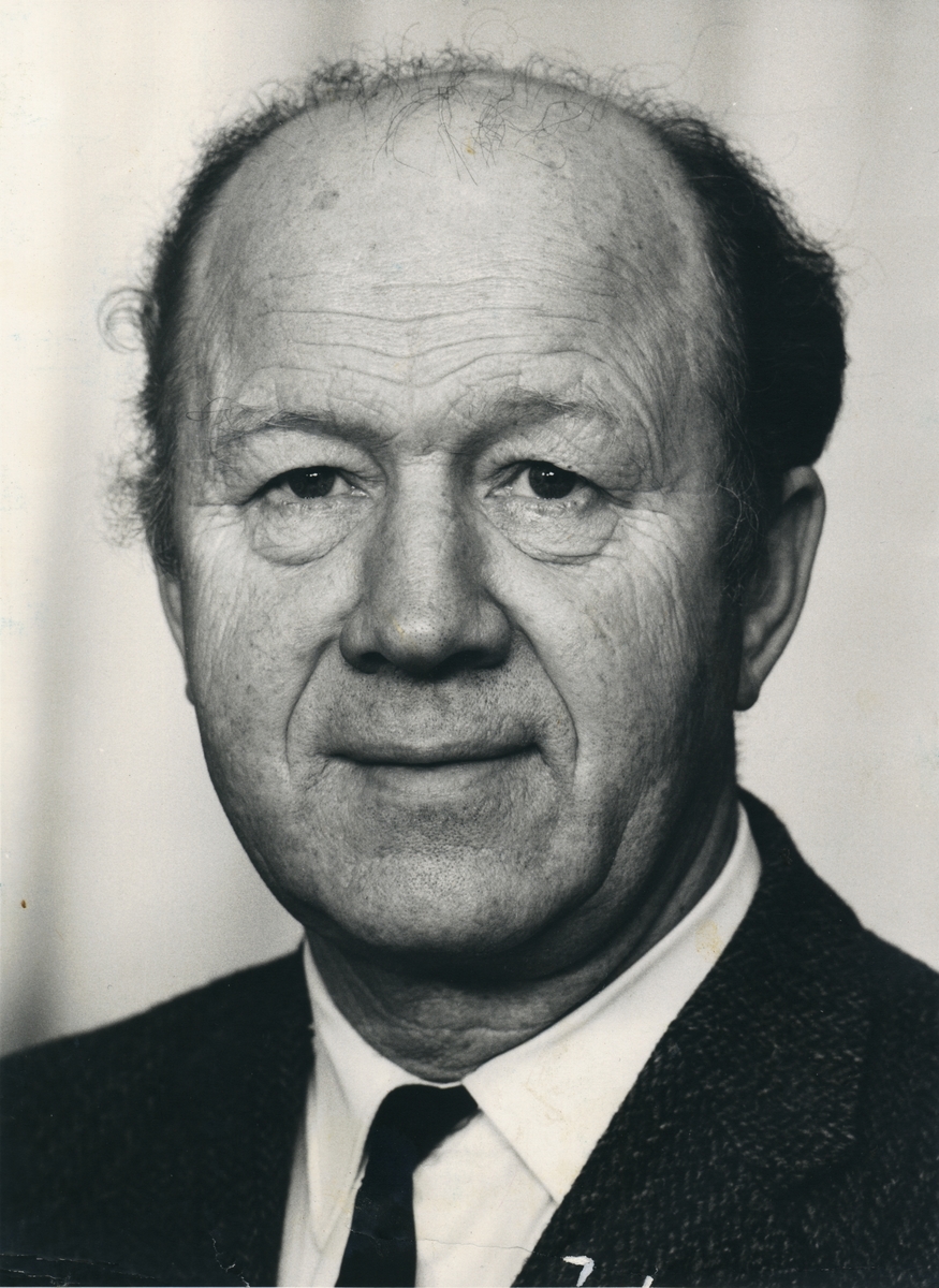 Portett av kringkastingsmann, gjendiktar, viseven og lyrikar Hartvig Kiran (1911-1978)