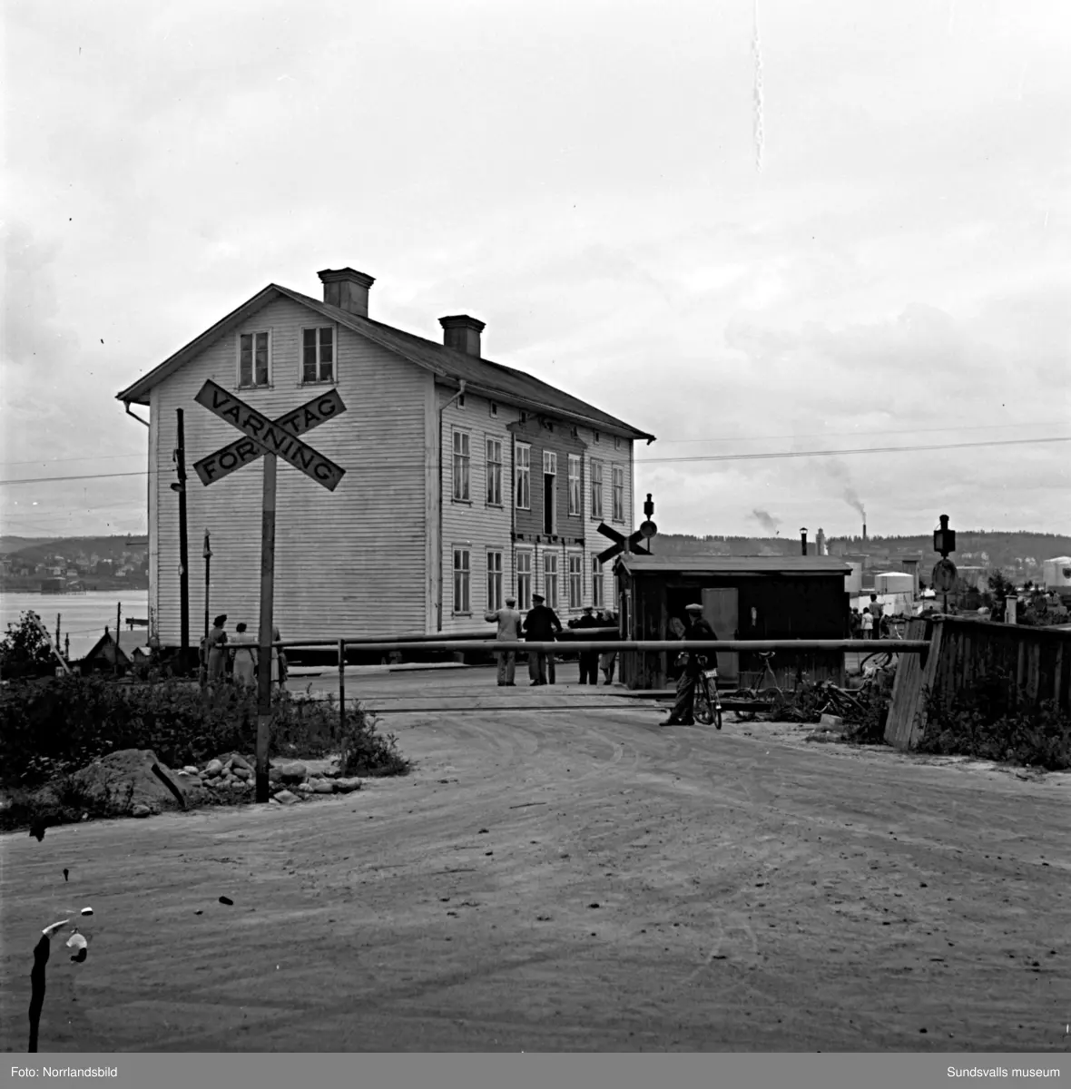 En serie bilder från den stora husflytten på Skönsmon 1949 då man flyttade prästgården från området vid Vindskärsvarv, över landsvägen och järnvägen till en ny tomt invid kyrkogården.