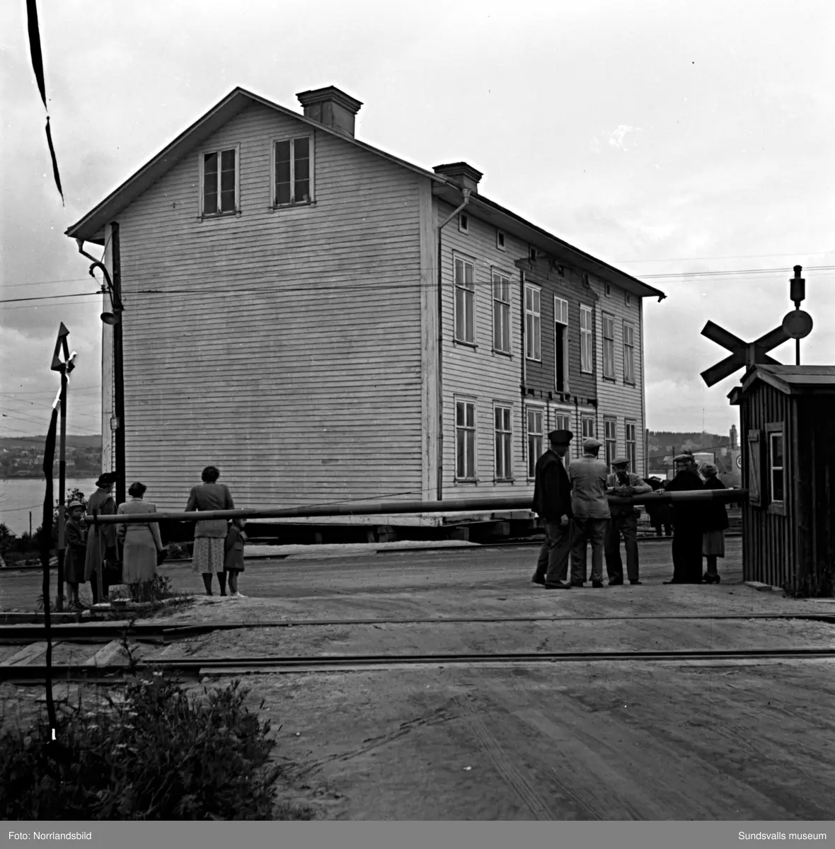 En serie bilder från den stora husflytten på Skönsmon 1949 då man flyttade prästgården från området vid Vindskärsvarv, över landsvägen och järnvägen till en ny tomt invid kyrkogården.
