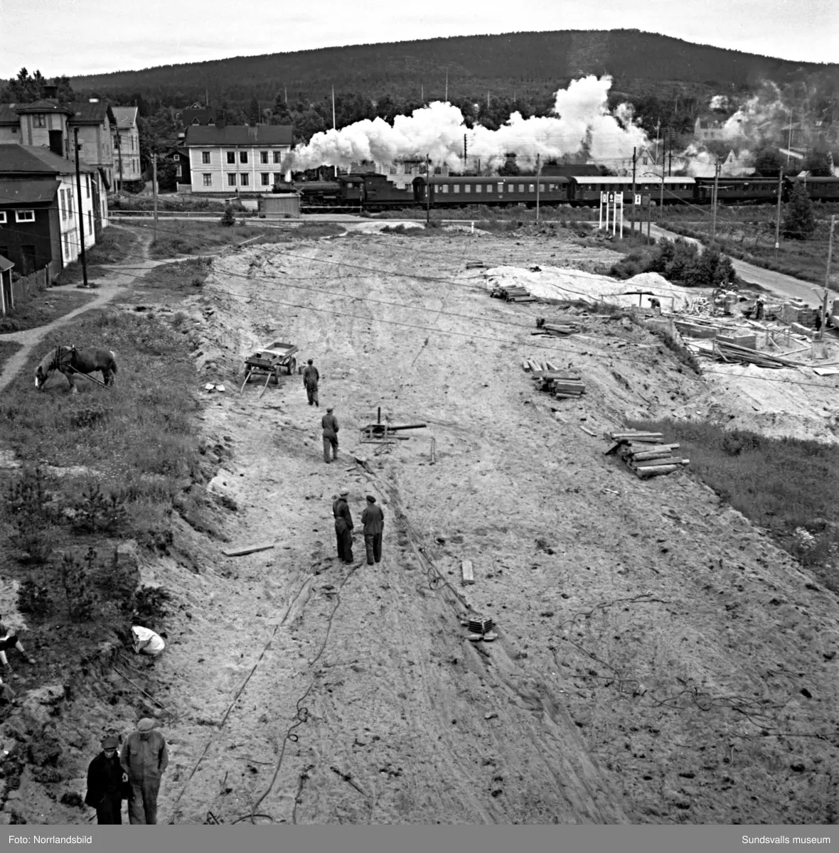 En serie bilder från den stora husflytten på Skönsmon 1949 då man flyttade prästgården från området vid Vindskärsvarv, över landsvägen och järnvägen till en ny tomt invid kyrkogården.