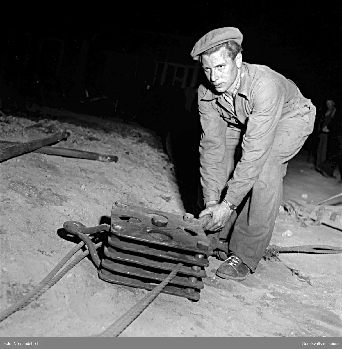 En serie bilder från den stora husflytten på Skönsmon 1949 då man flyttade prästgården från området vid Vindskärsvarv, över landsvägen och järnvägen till en ny tomt invid kyrkogården.