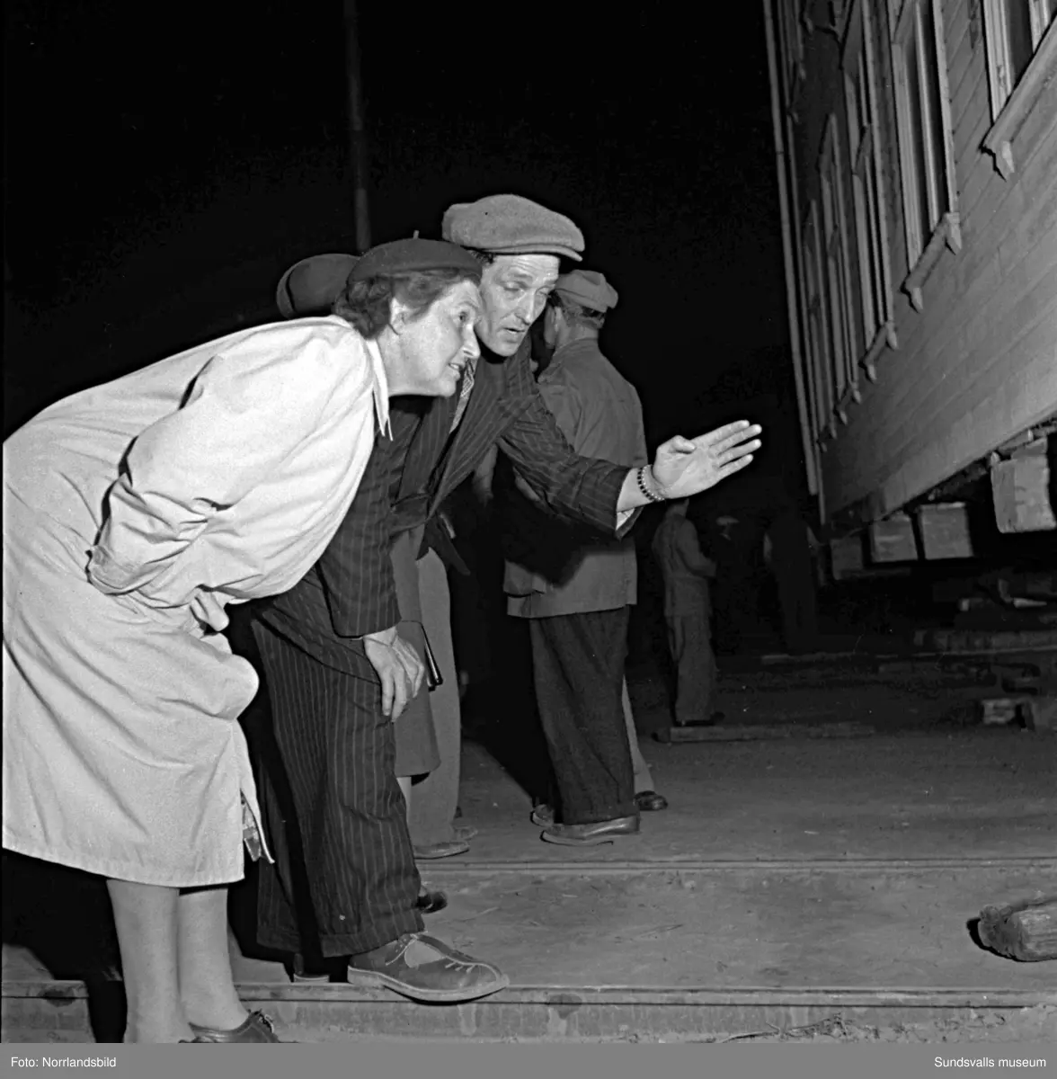 En serie bilder från den stora husflytten på Skönsmon 1949 då man flyttade prästgården från området vid Vindskärsvarv, över landsvägen och järnvägen till en ny tomt invid kyrkogården.