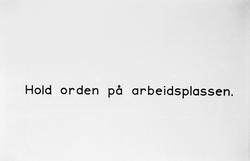 Skilt med teksten "Hold orden på arbeidsplassen".