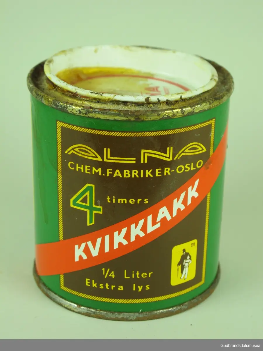 Blikkboks komplett med lokk.
Blikkboksen er grønn, med brun, gul, rød og hvit farge.