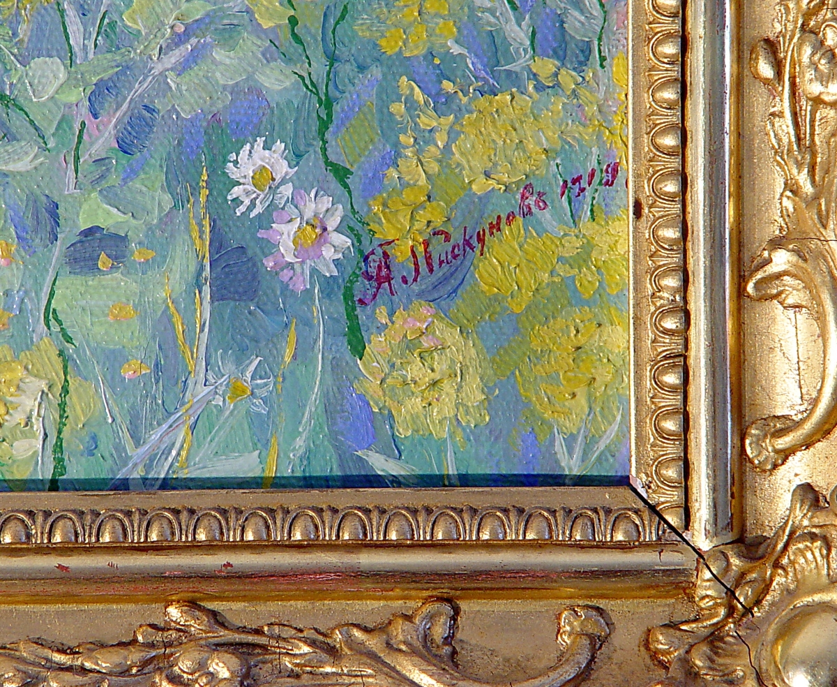 Forestiller Ringve Gård, sett fra Ladesletta. Blomstereng i forgrunnen.
