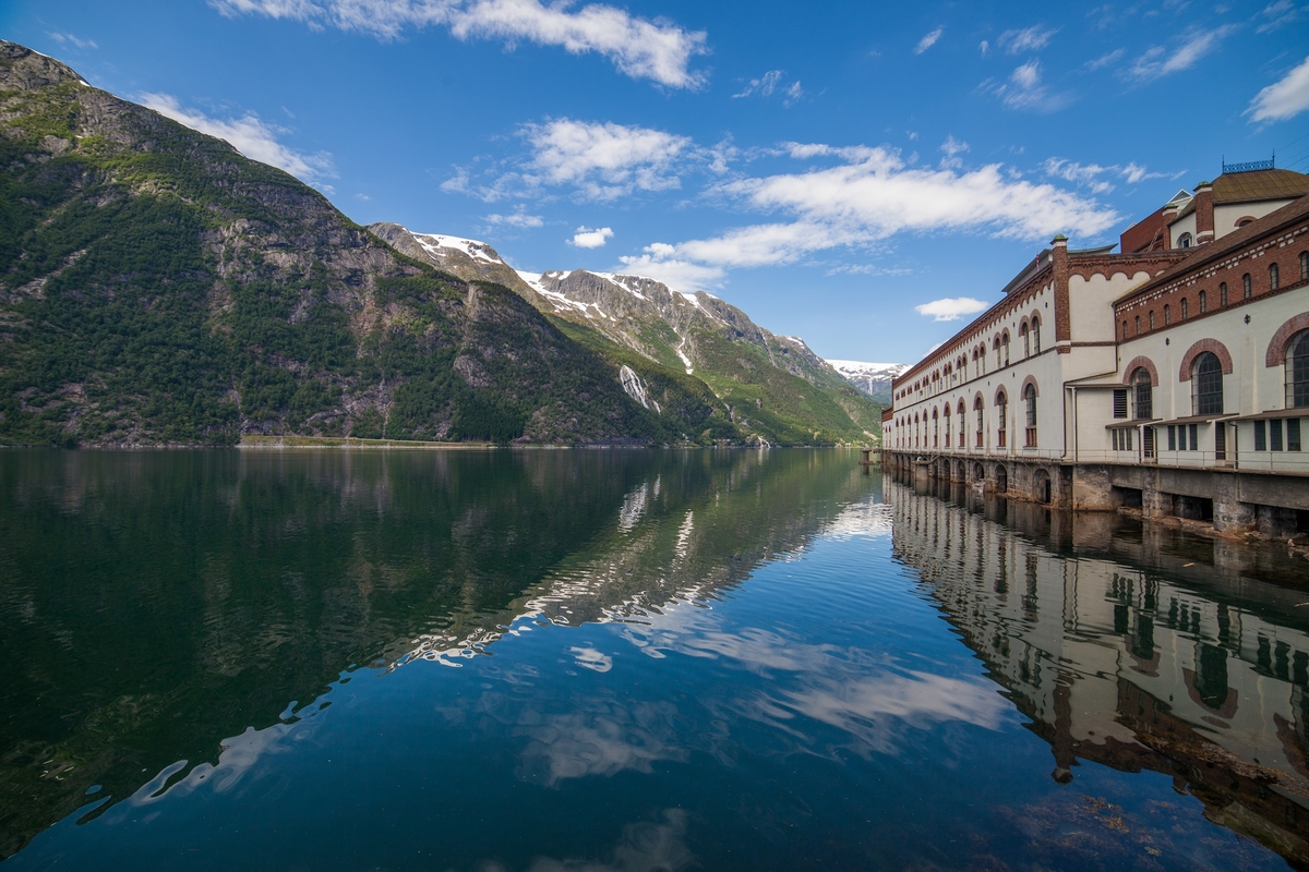 Tysso I kraftstasjon ligg som eit slott ved Sørfjorden i Tyssedal, Hardanger. Første byggetrinn er teikna av arkitekt Thorvald Astrup, og dette var hans første kraftverksoppdrag. Bygget har elementer frå middelalderborger og renessanseslott. Utivdinga av bygget er teikna av arkitekt Victor Nordan.