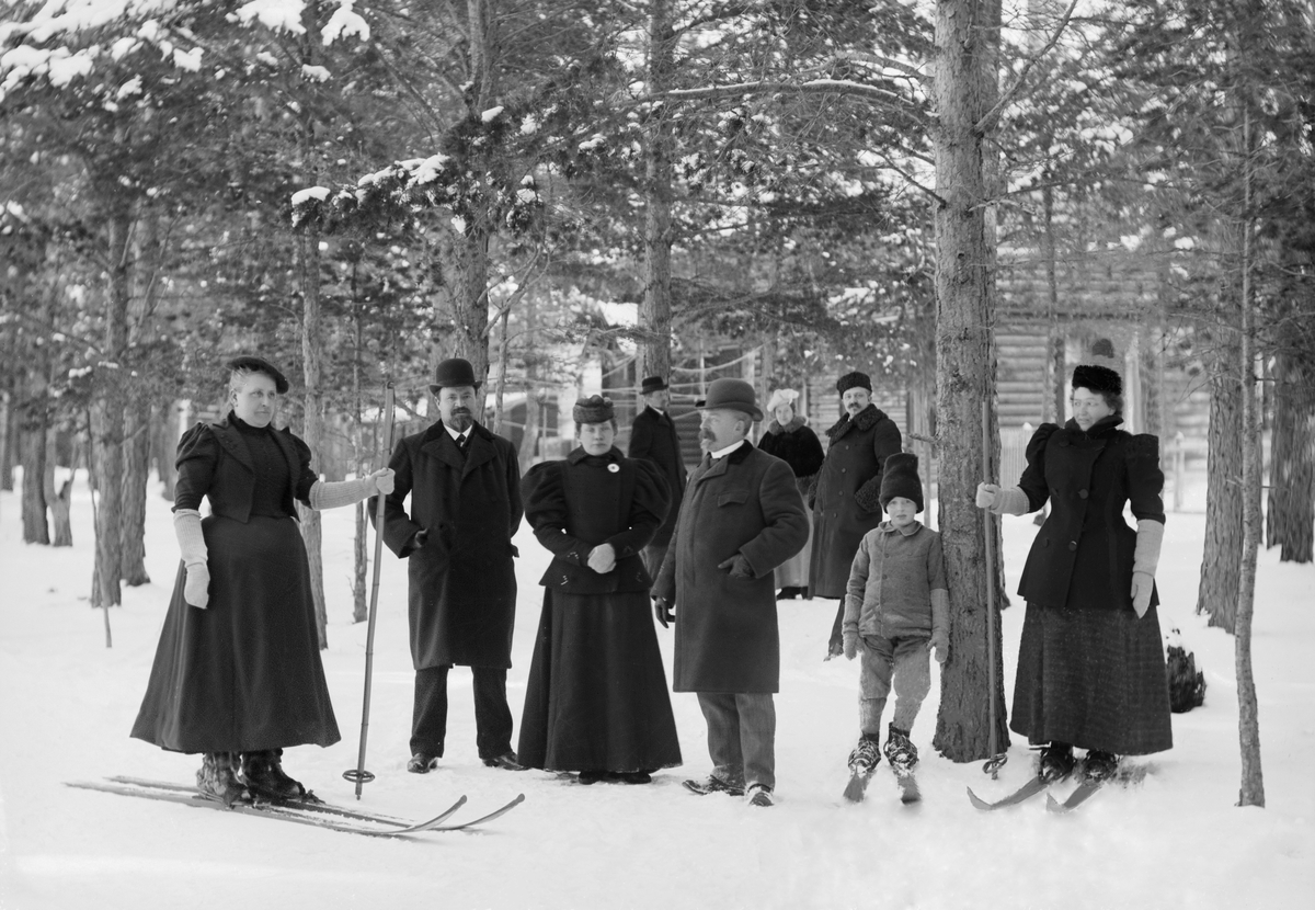 N.Fron 16/2 1898. Nilsens gruppe, Furuheim. Gruppebilde, menn, kvinner, gutt, vinter, personer på ski.