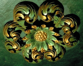 Furnes kirke, prekestolhimmelen, rosett på undersiden av himmelen. Skåret av Jens Strammerud.

Se årbok "Fra Kaupang og Bygd" utgitt 2000. Hedmarksmuseet og Domkirkeodden.