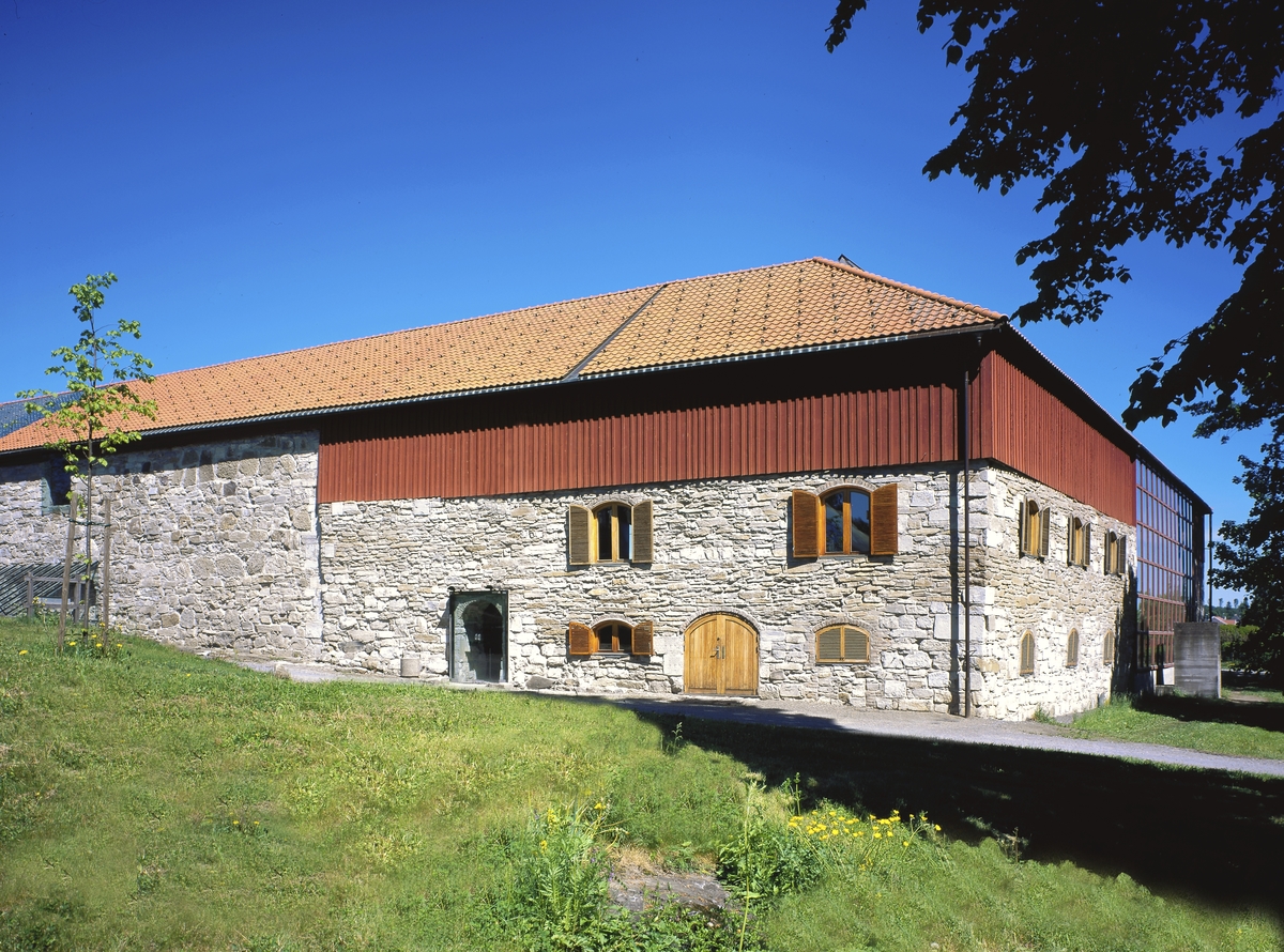 Storhamarlåven, Hedmarksmuseet, Hamar. Eksteriør. Sørfløyen med aulainngangen. 
Se boka:  "Storhamarlåven - en visuell oppdagelsesreise i Sverre Fehns arkitektur" utgitt av Hedmarksmuseet 2004. 