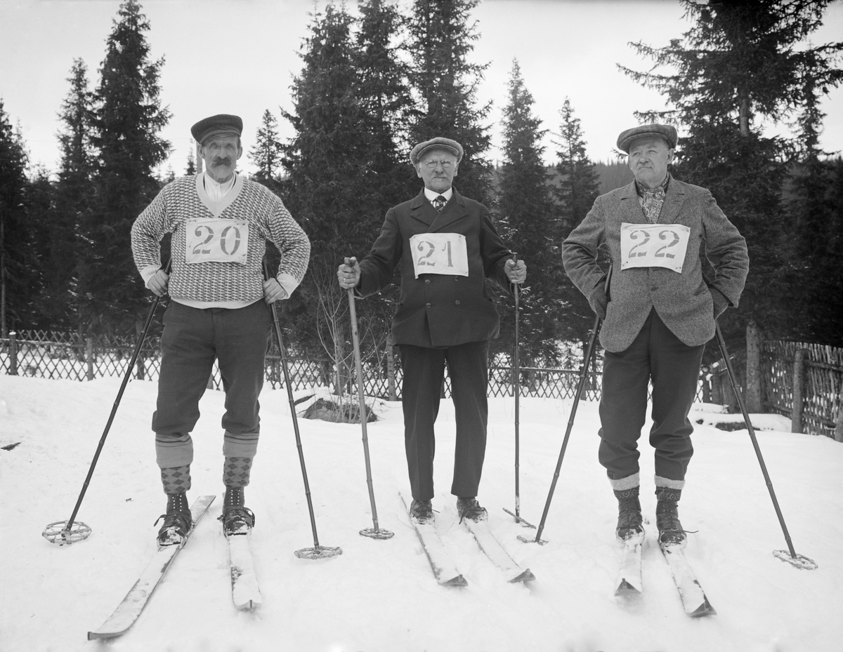 Gamlekaras skirenn ved Gamlekaras skihytte 1929. Tre eldre herrer.