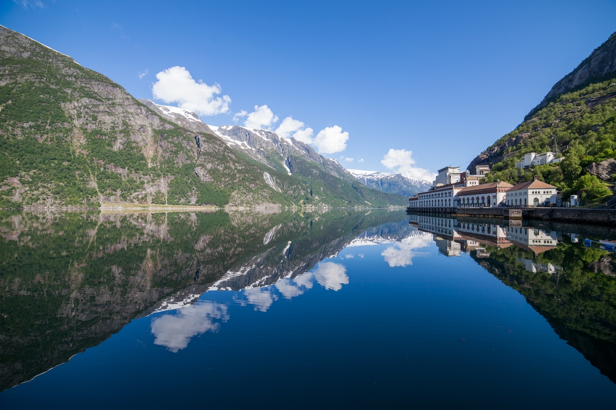 Tysso I kraftstasjon ligg som eit slott ved Sørfjorden i Tyssedal, Hardanger. Første byggetrinn er teikna av arkitekt Thorvald Astrup, og dette var hans første kraftverksoppdrag. Bygget har elementer frå middelalderborger og renessanseslott. Utivdinga av bygget er teikna av arkitekt Victor Nordan.