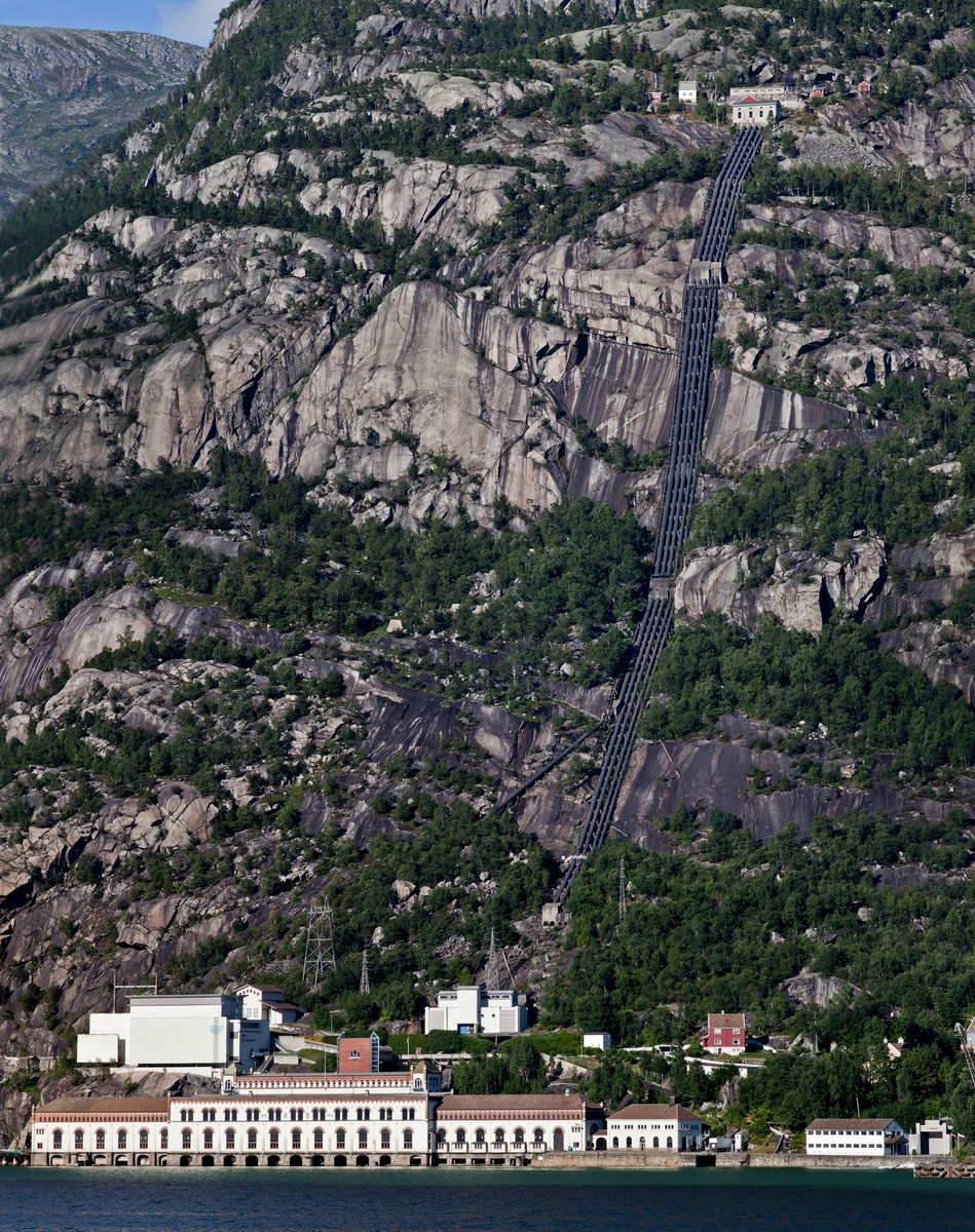 Tysso I kraftstasjon ligg som eit slott ved Sørfjorden i Tyssedal, Hardanger. Første byggetrinn er teikna av arkitekt Thorvald Astrup, og dette var hans første kraftverksoppdrag. Bygget har elementer frå middelalderborger og renessanseslott. Utivdinga av bygget er teikna av arkitekt Victor Nordan.