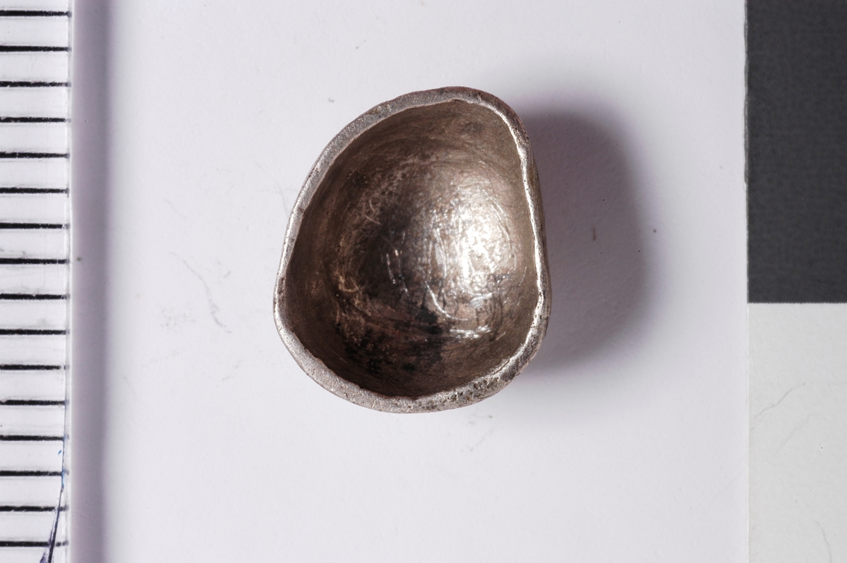 MALV: DIAM. 7 MM, HVELVET OG UTEN DEKOR. 