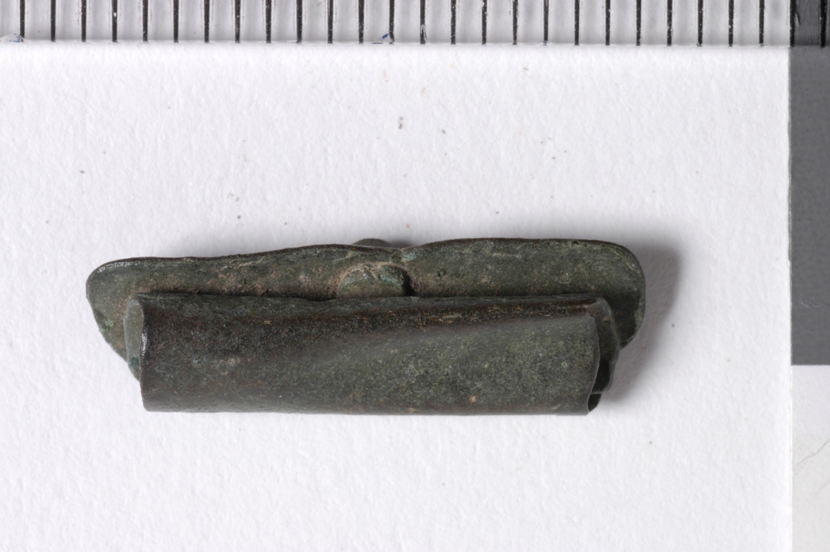 MALV: L. 18 MM, OMBØYET OG SAMMENPRESSET. UTHULT MED ISITTENDE RESTAV NAGLE. 