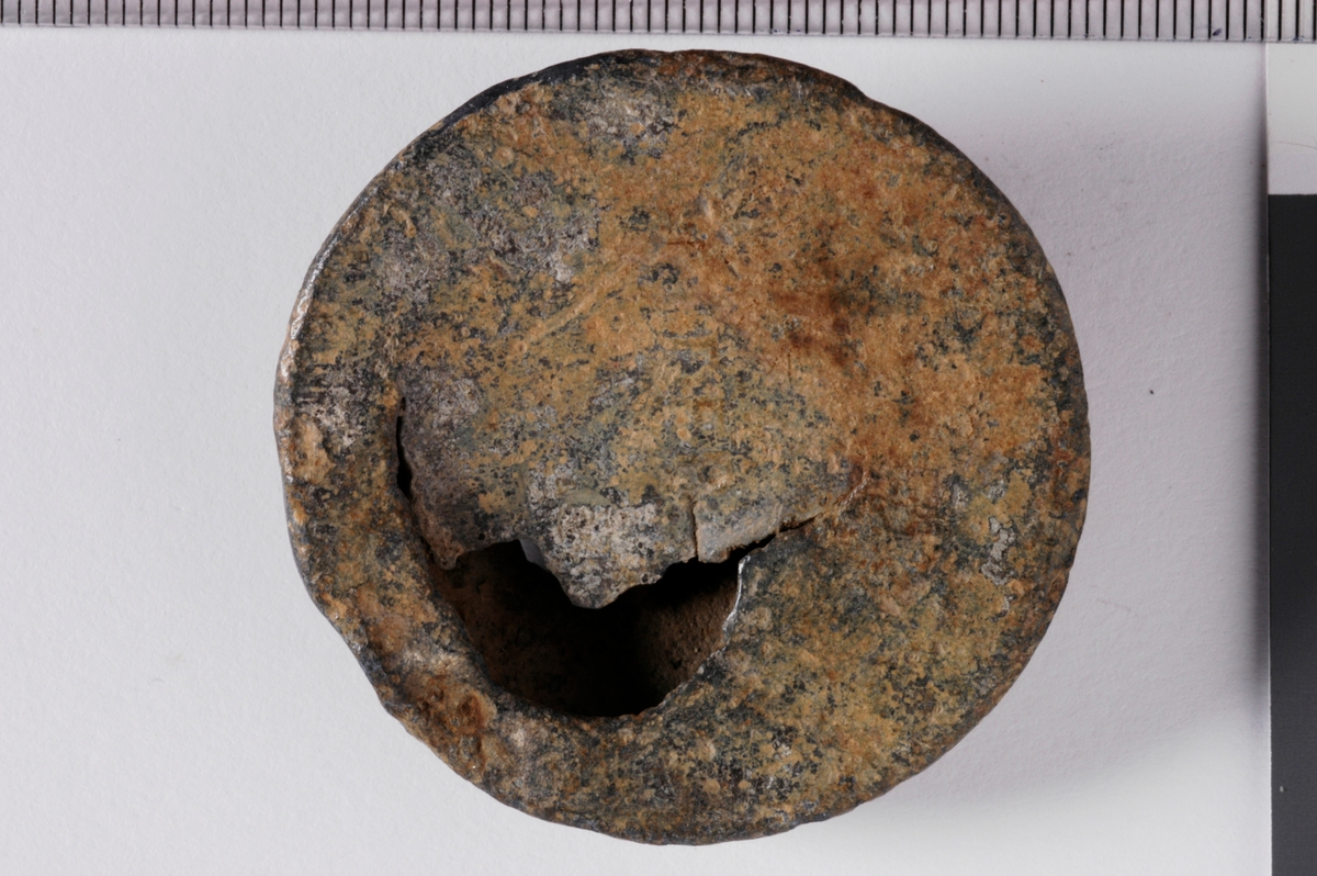 MALV: DIAM. 45 MM, DEN ENE SIDEN PLAN, DEN ANDRE HVELVET. DEN HVELVETESIDEN HAR ET UREGELMESSIG HULL. 