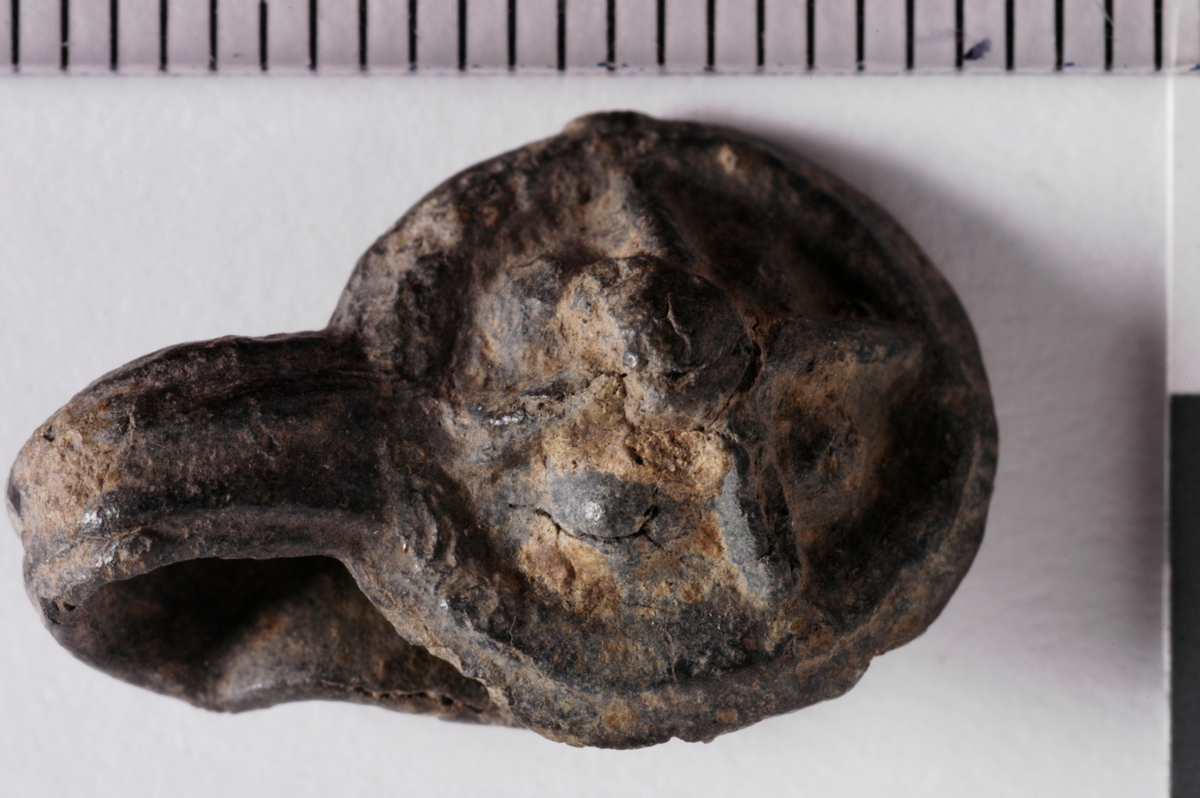 MALV: ST. M. 19, 5  DIAM. 13 MM, KNAPPLIGNENDE FORM MED HEMPE. 