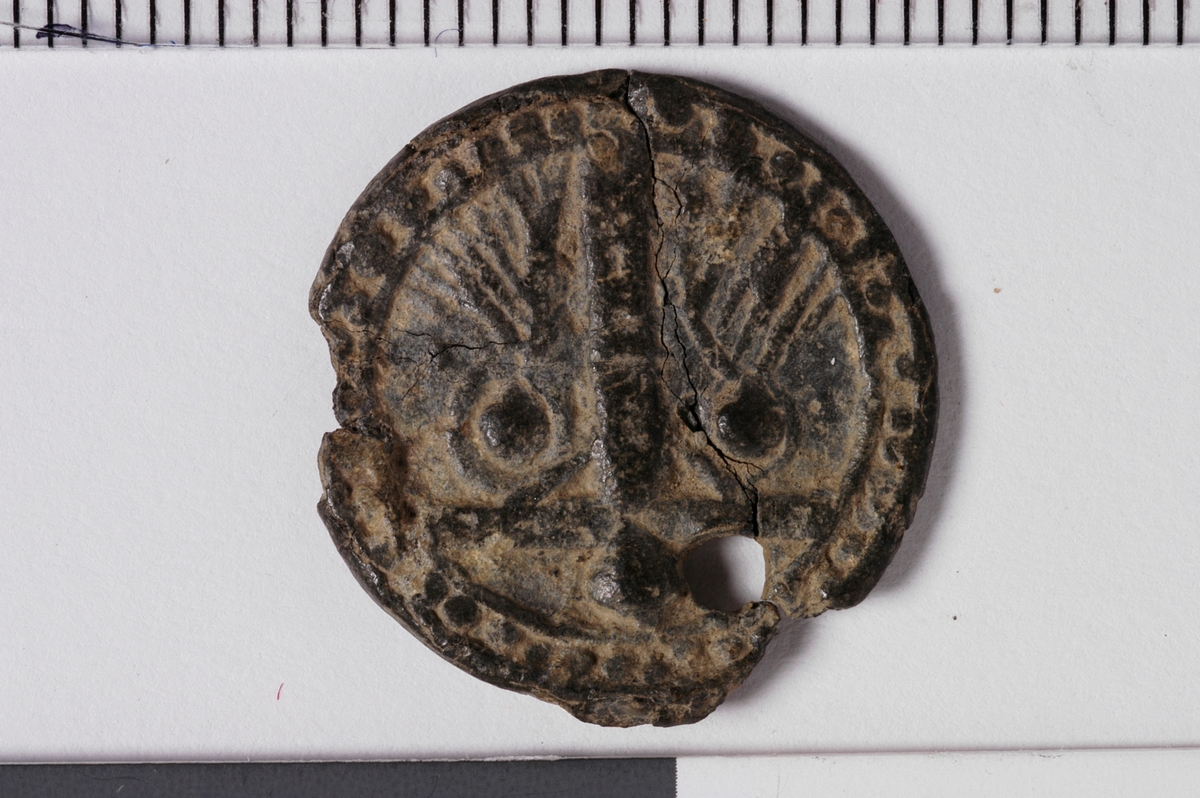 MALV: DIAM. 19  T. 19 MM, RUND MEDALJONG MED "STILISERT" KRUSIFIKS PÅ ENE SIDENOG MARIA MED TO BARN (JESUS OG JOHANNES) PÅ ANDRE. SE S. KRAFTS TEGNING 1941. 52 A-B. LIGGER SAMMEN MED "ANHENG". 