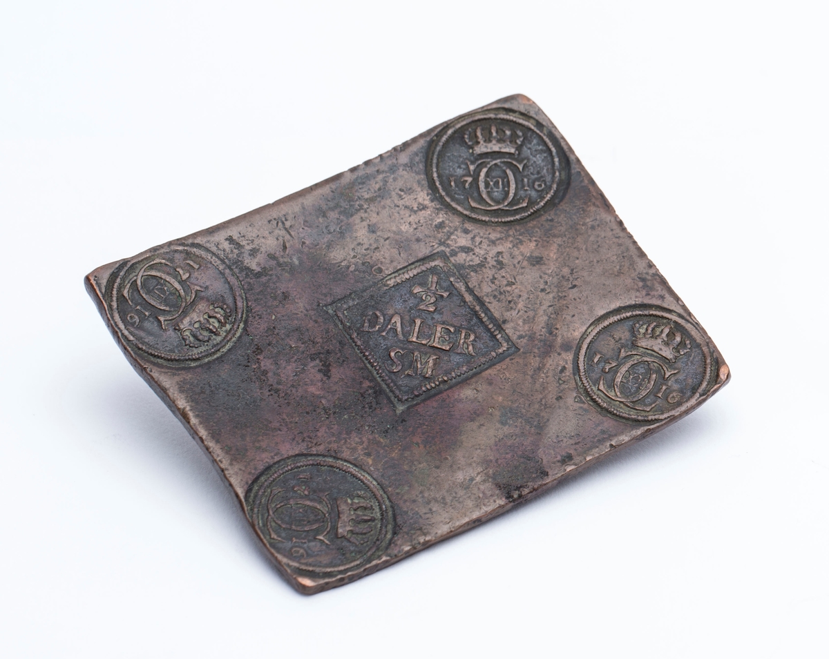Fire stempler i hver sitt hjørne med Karl XII s monogram.