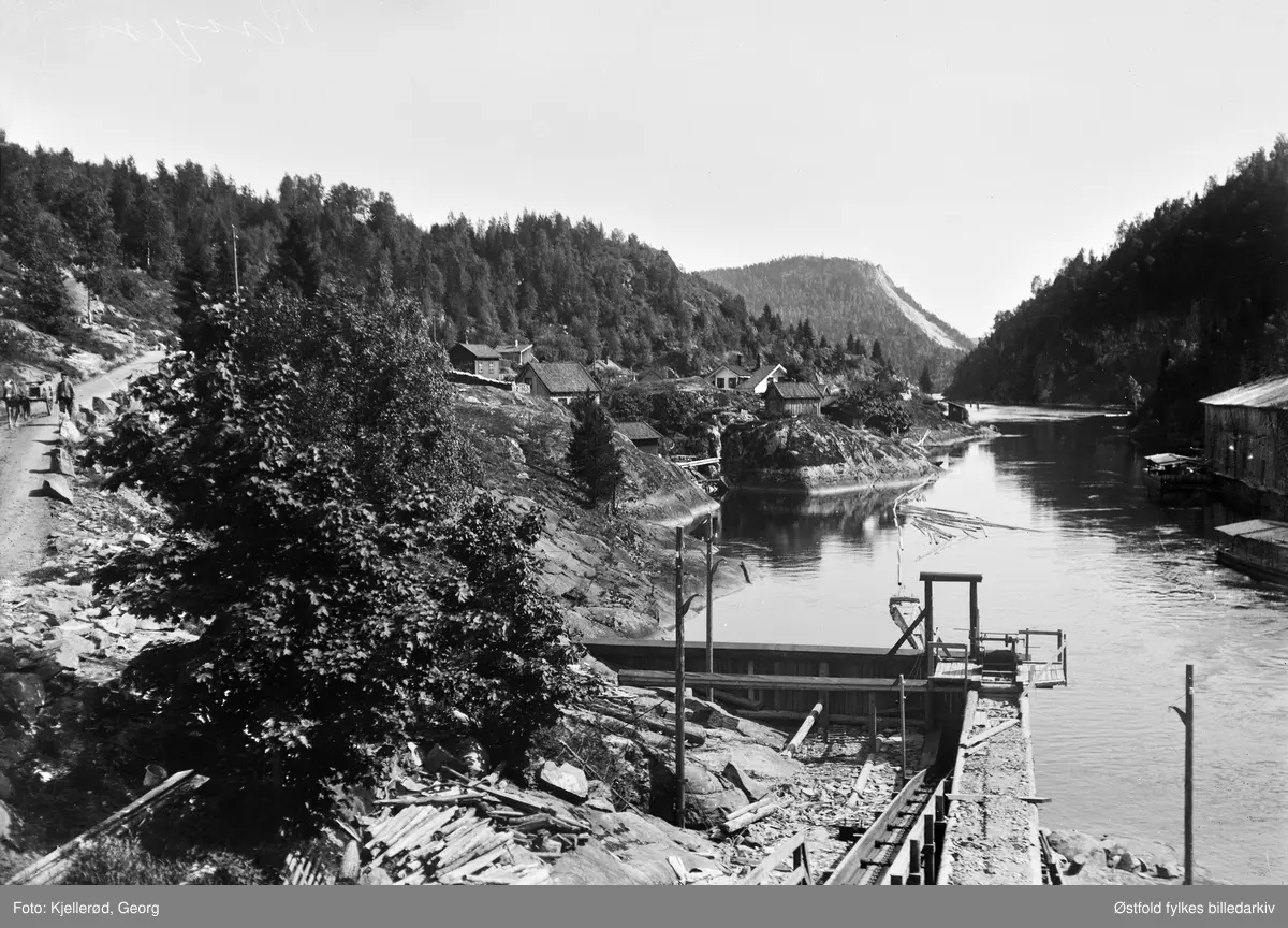 Kragerø i Telemark. Kan det være Vafoss bruk?
Kan også være Kammerfors lenger nede i elva?