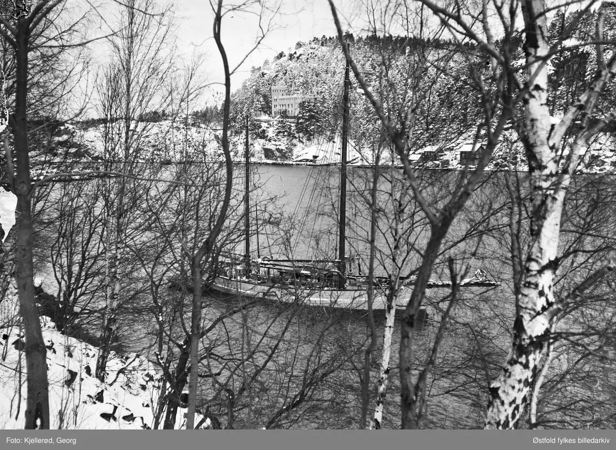 Kragerø med Valbergslottet i bakgrunn, revet i 1960-åra og bygd av  George Dahl, som også drev steinbruddet på Valberg.