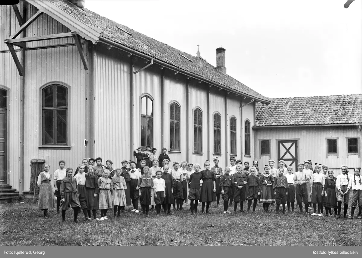 Randsfjorden, ukjent sted, kirke med en gruppe unge jenter i treningstøy (knebukser og matroskjoler. Idrett/gymnastikk?