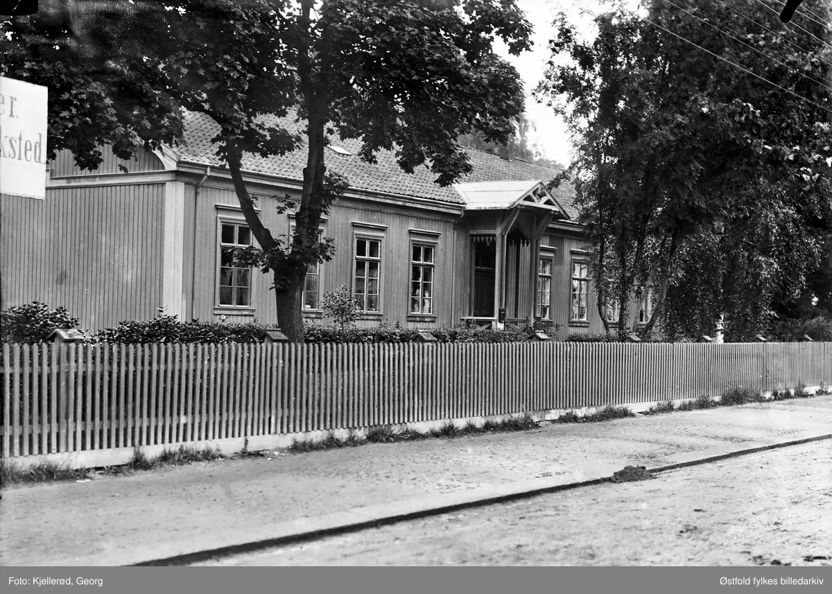 Ukjent bygning i Hønefoss.
Skilt til venstre: Verksted(?)