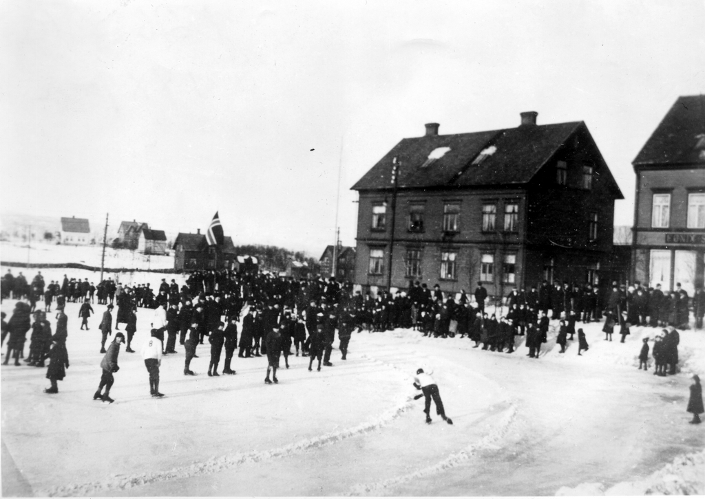 Skøyteløp på Lekeplassen, også kalt "Frimerket". Her gikk alle idrettsarrangement av stabelen, sommer som vinter. Astrup- gården som fremdeles står.