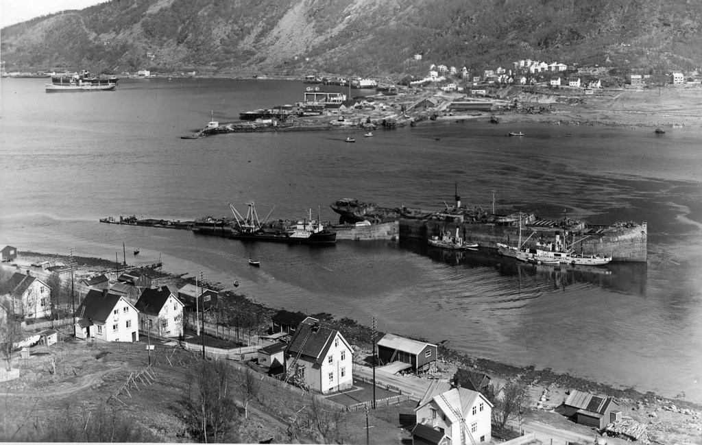 Bjergningskompaniet hever vrak utenfor Nyborg på Ankenes. Fagernes i bakgrunnen. Fra v. Våningshus nr 1. Ankenesveien 39,  nr 2 Ankenesveien 41 Johan Nyborg f. 1883-1965. Uthuset nedenfor:  Ole Nyborgs blikkenslager verksted. nr 3 og 4 To hus: Øverst Ankenesveien 43, nedenfor Ankenesveien 45. Hus nr 5 (lengst til h,) Harhausveien 1.
I bakgrunnen Fagerneskaia med Narvik Sjøflyhavn og Narvik kommunale handel.