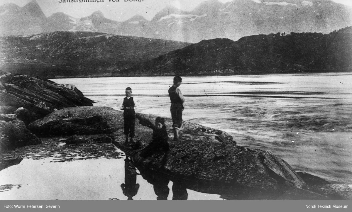 Personer ser ut over Saltstraumen i Bodø