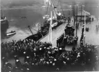 Kistorna med Andrée, Strindberg och Fraenkel förs ombord på HMS Svensksund.