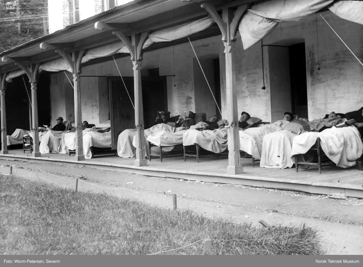 Pasienter i liggestoler, Lyster sanatorium