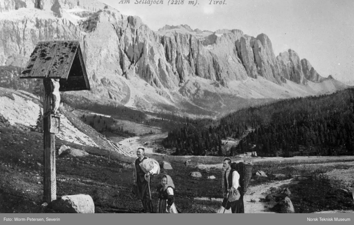 Sellajoch i Tirol (2218 moh). Fjellandskap og fjellvandrere