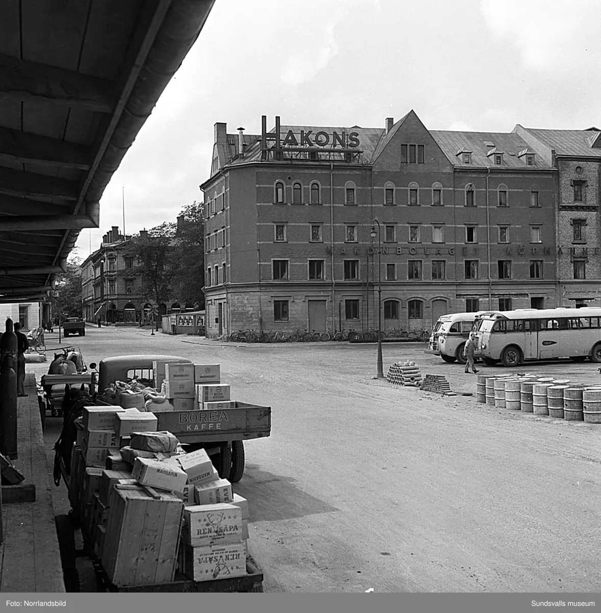 Gamla busstationen och lastbilscentralen med hamnmagasinen bakom.