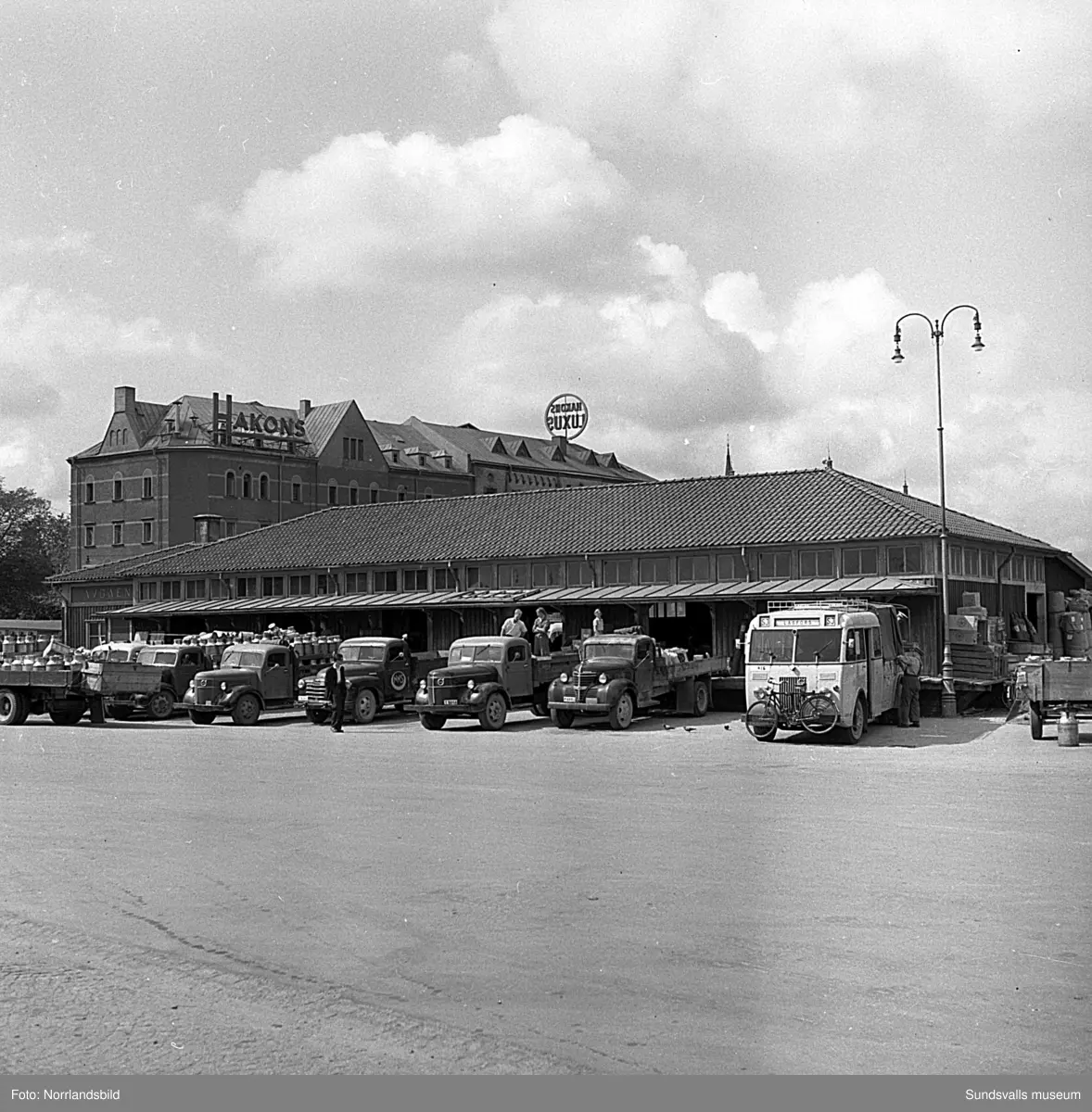 Gamla busstationen och lastbilscentralen med hamnmagasinen bakom.