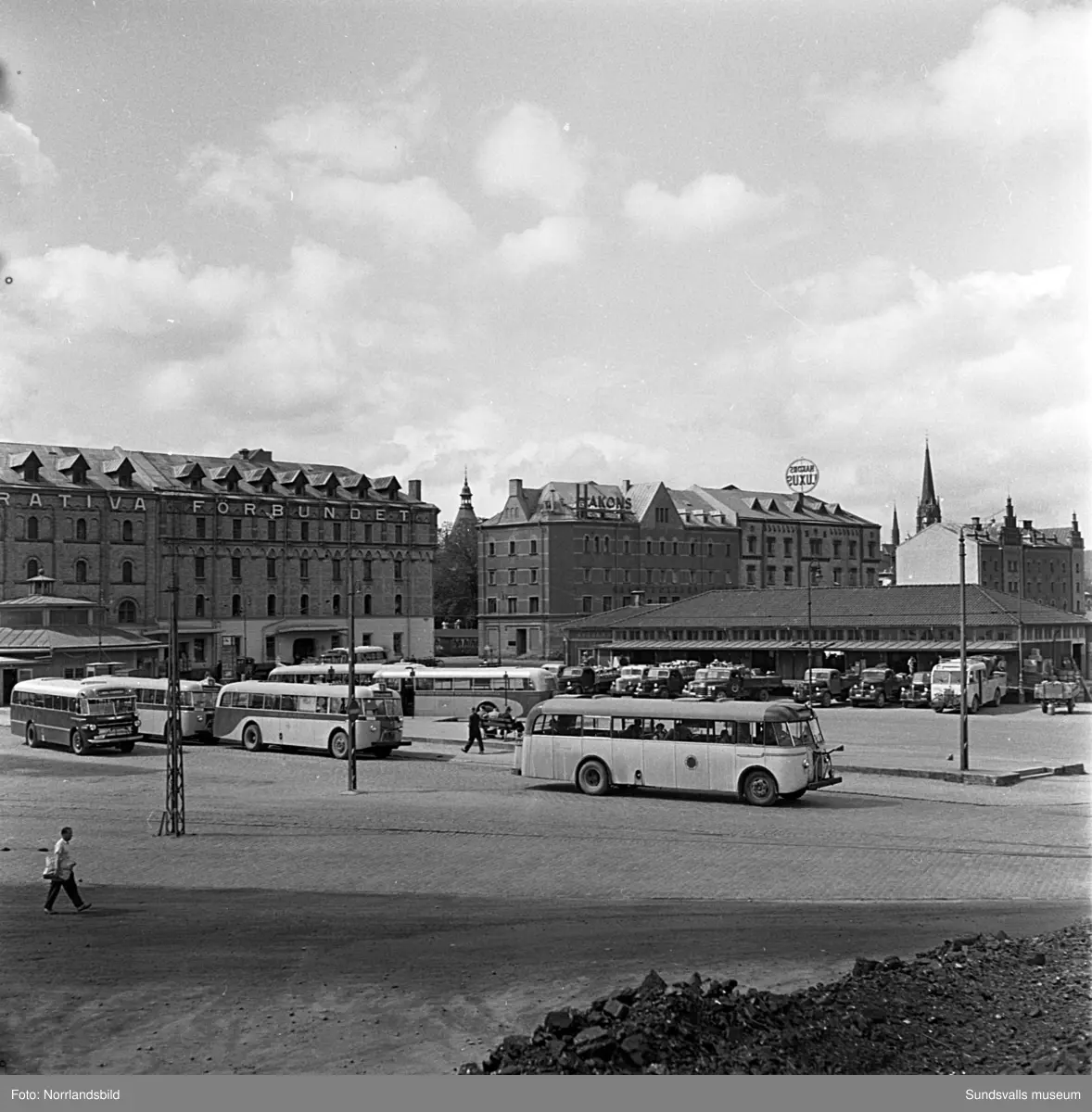 Gamla busstationen och lastbilscentralen med hamnmagasinen bakom.