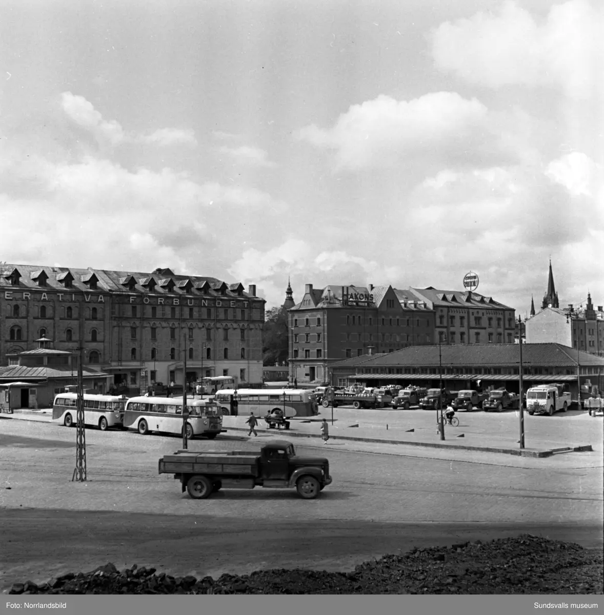 Gamla busstationen och lastbilscentralen med hamnmagasinen bakom.